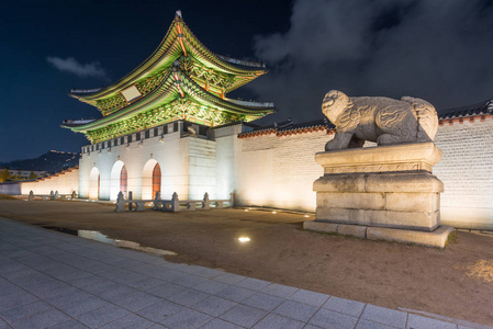 门门在 Geyongbokgung 宫殿在汉城在晚上, Sout