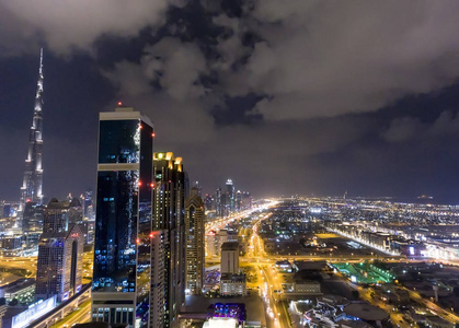 市区迪拜的天际线的空中夜景