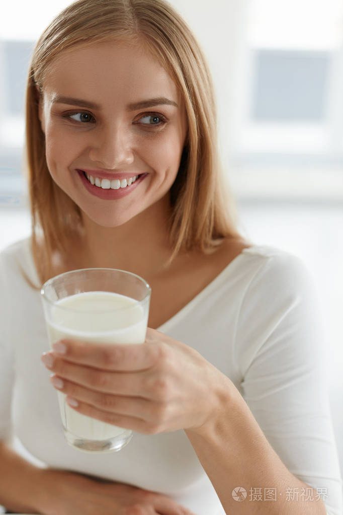 美丽的女人喝牛奶,乳制品.健康饮料