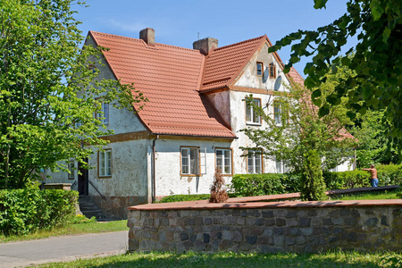 战前建筑的房子与瓷砖屋顶。沉降琥珀色, 加里宁格勒地区