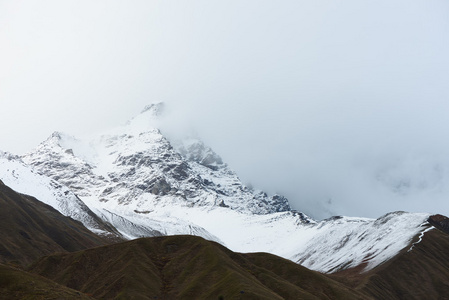 降雪后山