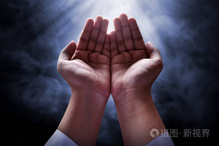 祈祷的穆斯林男子