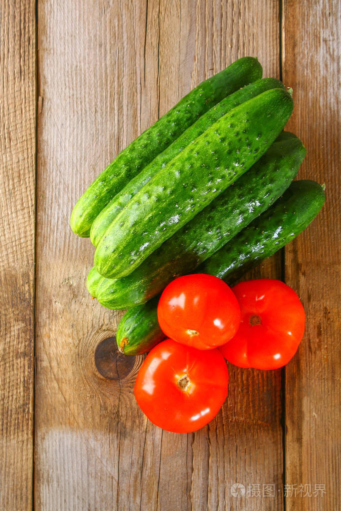 老木桌上的西红柿和黄瓜