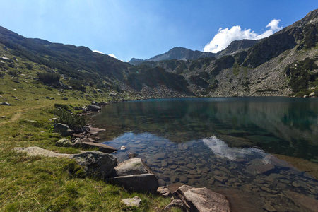 令人惊叹的风景与鱼 Banderitsa 湖, Pirin 山, 保加利亚