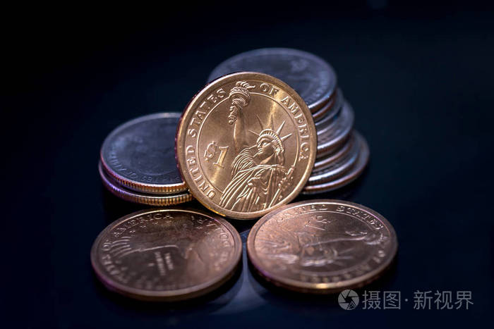 美国硬币美元孤立的黑色背景