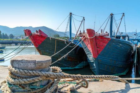 在港口的渔船照片