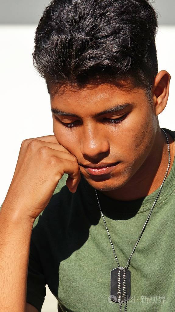 不快乐的拉丁裔男性士兵