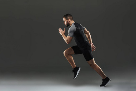 集中肌肉运动员的侧面看法照片