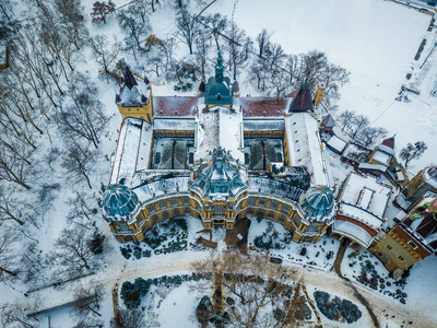 匈牙利布达佩斯匈牙利农业的美丽的博物馆在下雪的城市公园 Varosliget 旁边沃伊达奇城堡在冬天时间