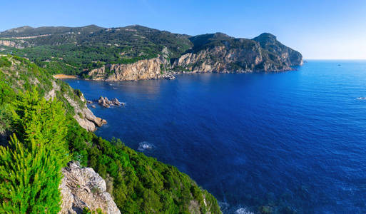 晶 Paleokastritsa 著名海滩景观