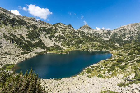 令人惊叹的风景与鱼 Banderitsa 湖, Pirin 山, 保加利亚