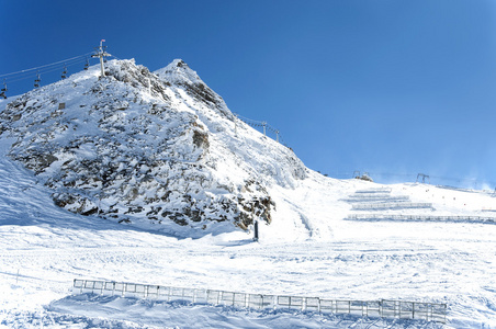 在奥地利阿尔卑斯山的雪栅栏和滑雪缆车