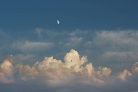 蓝蓝的天空云朵和月亮