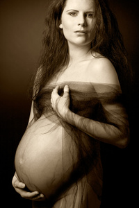 长长的卷发的美丽孕妇