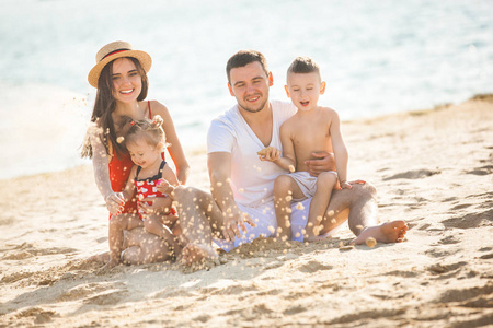 年轻的家庭与孩子们共度美好时光在海滩附近的水