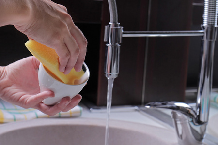 用海绵现代厨房把女人的手洗碗
