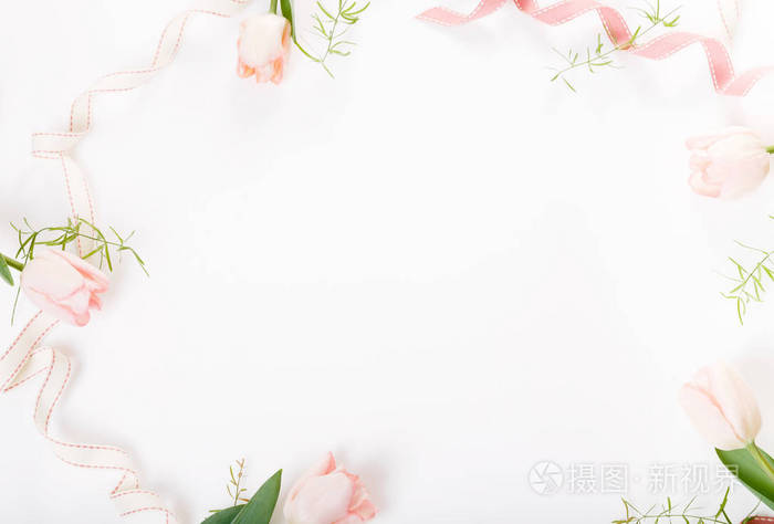 白色背景的粉红色花朵框架.情人节.平躺, 顶部视图