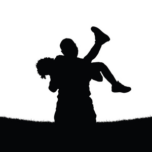 父亲抱着一个女儿在他怀里照片