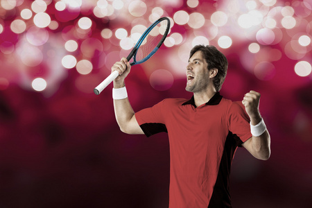 网球运动员穿一件红色的衬衫