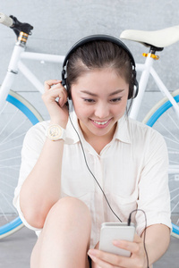 中国女人听音乐的自行车