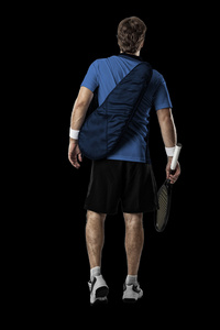 网球运动员穿一件蓝色的衬衫