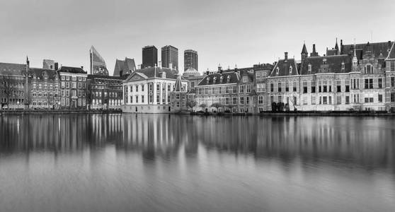 城市风景, 黑白全景-对池塘 hofvijver 和建筑群的看法宾内堆夫从海牙