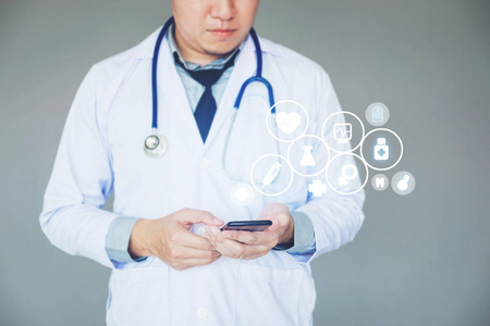 医生使用智能手机和健康护理图标在何为背景