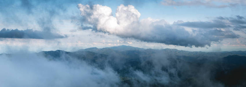 全景山风景雾和云彩在雨季