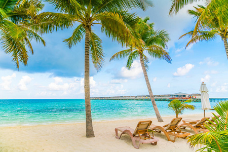 在马尔代夫岛，白色沙滩伞沙滩椅
