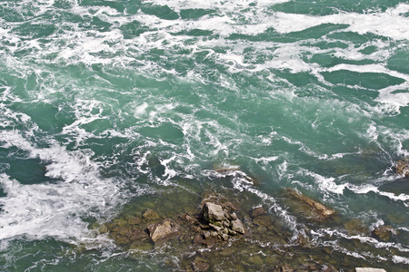 令人惊异的尼亚加拉大瀑布附近水的美丽画卷