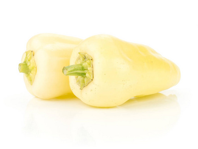 两个白色辣椒粉 匈牙利甜辣椒 在白色背景分离照片