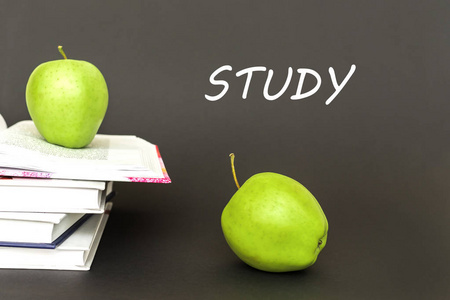 文本研究, 两个绿色的苹果, 打开书与概念