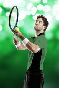 网球运动员穿一件绿色的衬衫