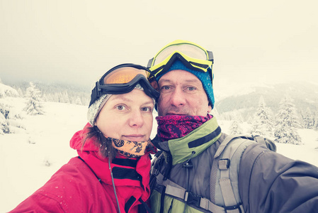 对夫妇的旅行拍照以冬天山