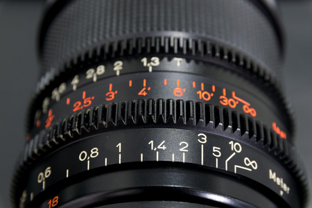 焦距为50mm 的宽口径透镜的照片字段和焦距的距离