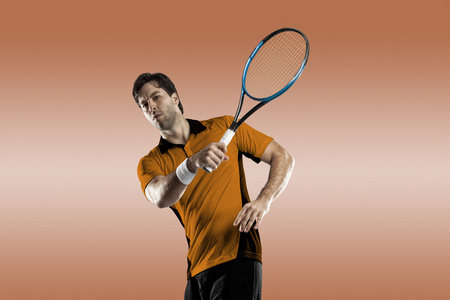 网球运动员的橙色衬衫