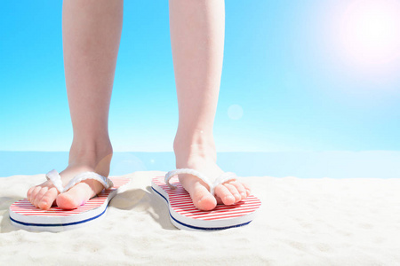 穿拖鞋的女孩图片