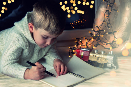 小男孩写了封信给圣诞老人