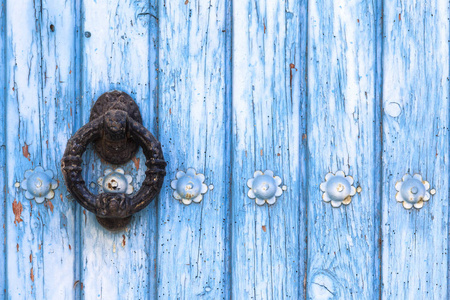 在旧的蓝色大门的门环图片