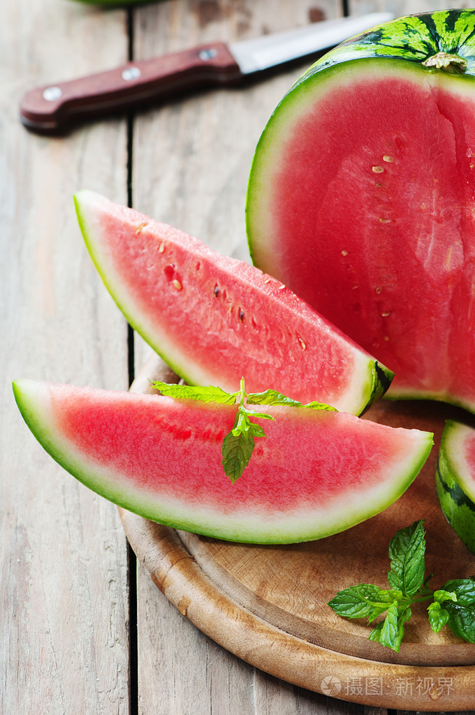 桌上的新鲜甜甜的西瓜照片-正版商用图片0ngkiy-摄图新视界