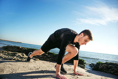 运动锻炼的人在海滩上,工作的年轻男性照片