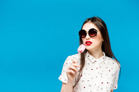 吃棒棒糖开心快乐开朗的女人照片