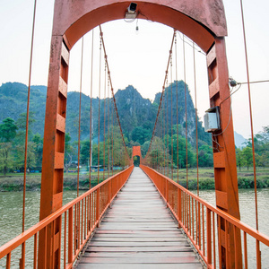 位于老挝万荣的宋河地标橙桥图片