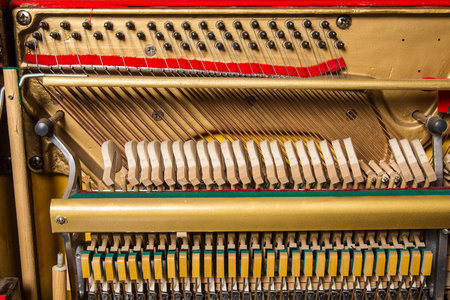 古钢琴演奏的音乐.弦打开机构的木槌.