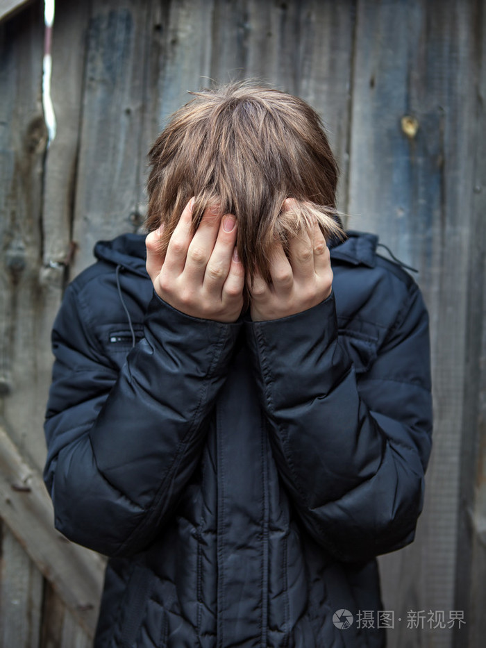 悲伤青少年户外