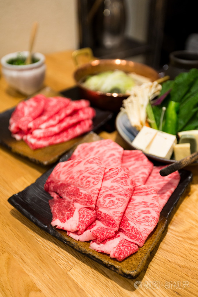 新鲜的牛肉切成薄片的日本火锅