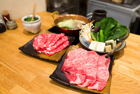 新鲜的牛肉切成薄片的日本火锅图片