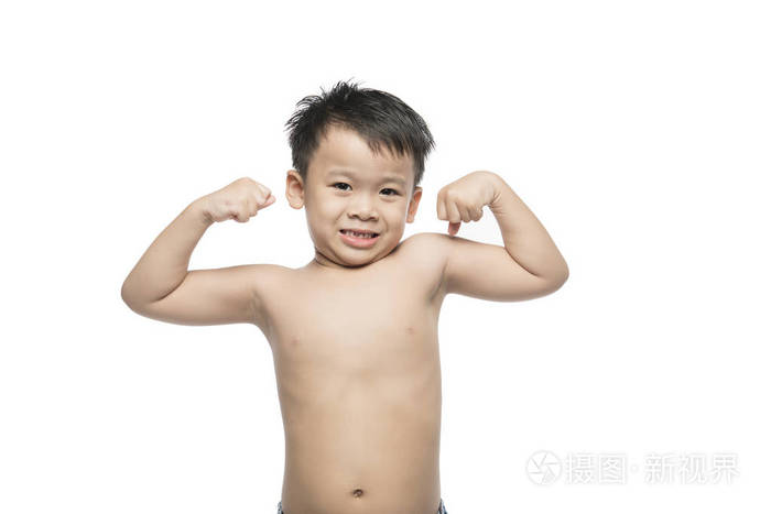肌肉小男孩显示二头肌肌肉