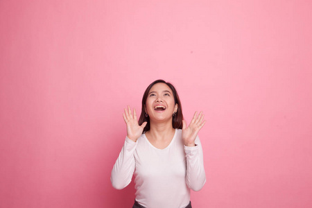 激动的年轻亚洲女人抬头