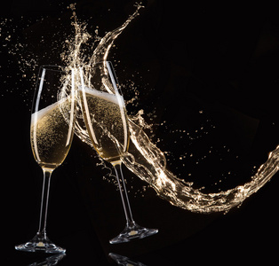 杯香槟酒时溅起水花，庆祝主题